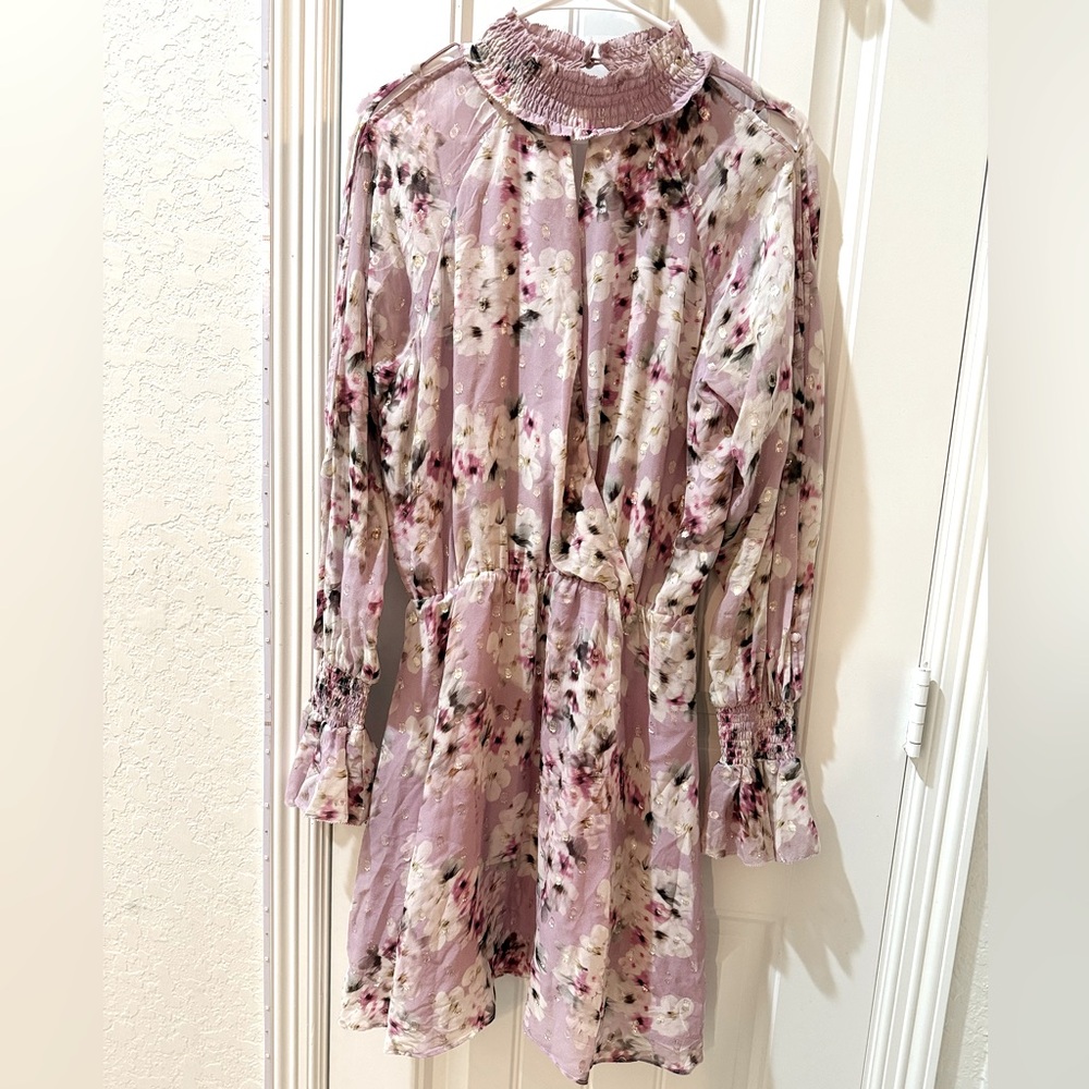 Parker Floral Metallic Dress - Size S
Romantic and elegant! 💐